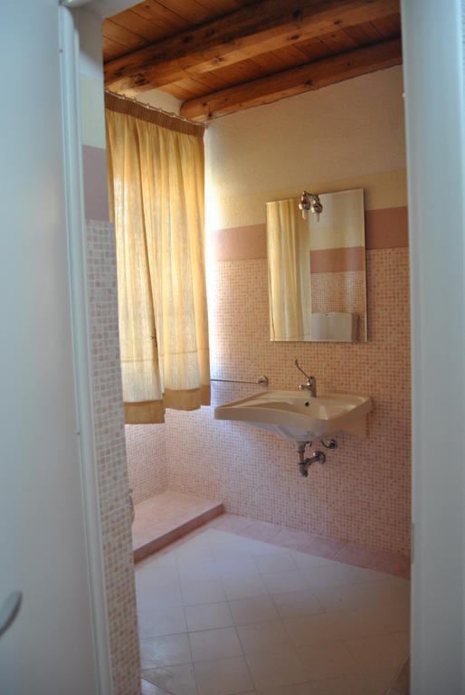 Abas Ristorante Pizzeria Affittacamere Ales Zimmer foto